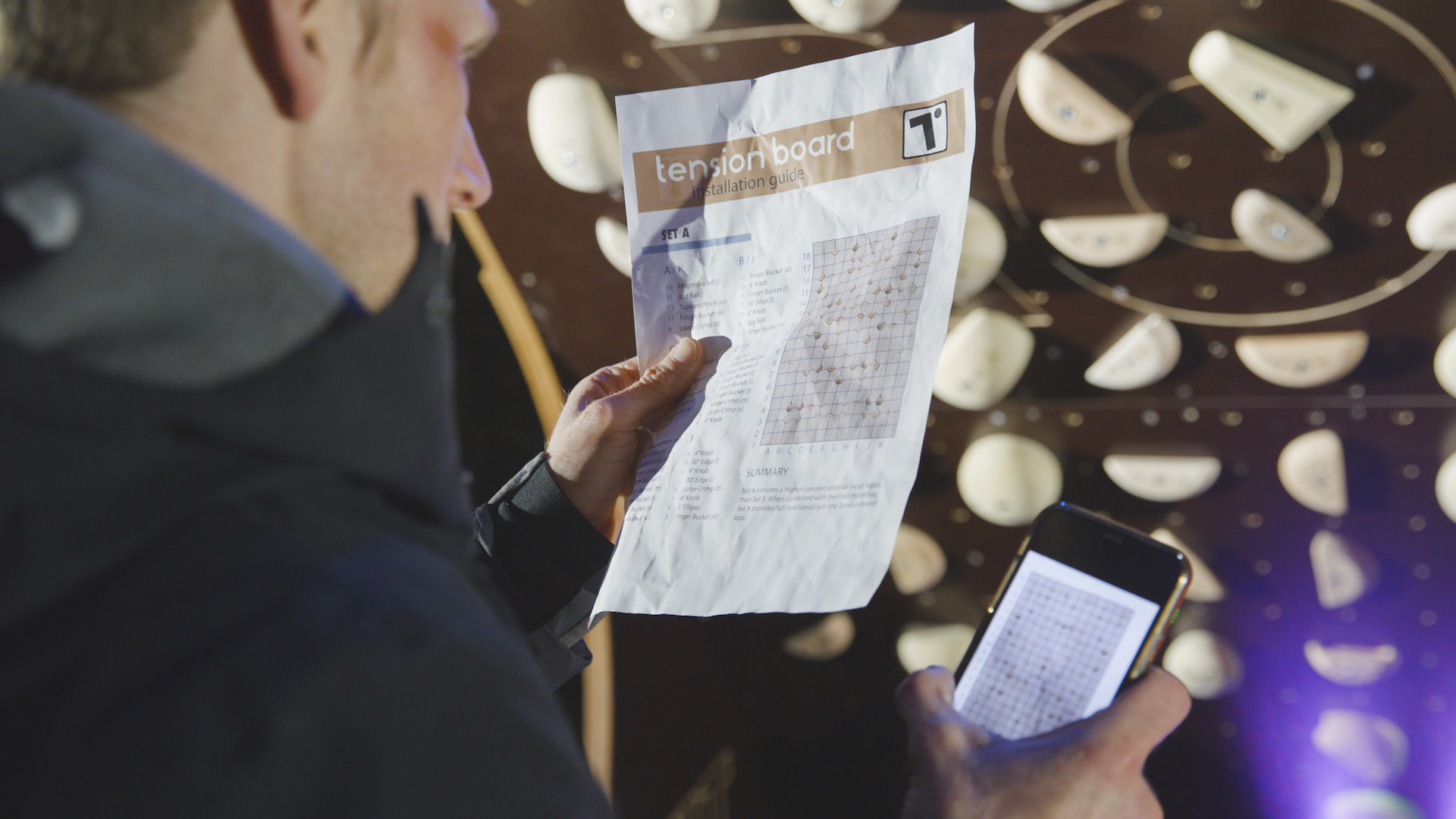 Jakob lest den Montageplan ArtRock Freewall